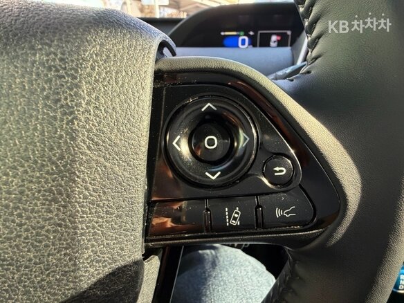 2022 Toyota Prius IV Рестайлинг (XW50), белый, 1851099 рублей - вид 13