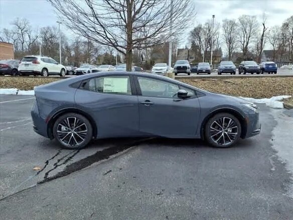 2025 Toyota Prius V (XW60), серый, 4511000 рублей - вид 4