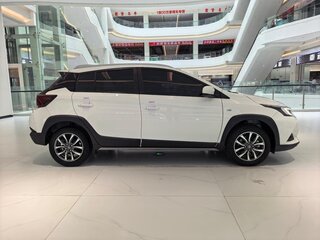 2023 Toyota Yaris L X XP150 Рестайлинг, белый, 1100000 рублей, вид 4