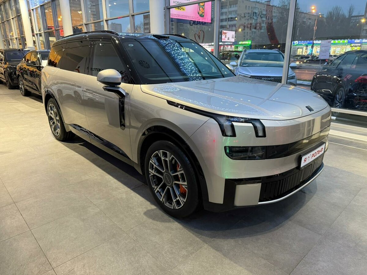 Lynk & Co 900