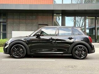 2022 Mini Hatch Cooper III (F55/F56) Рестайлинг 2, чёрный, 2150000 рублей, вид 4