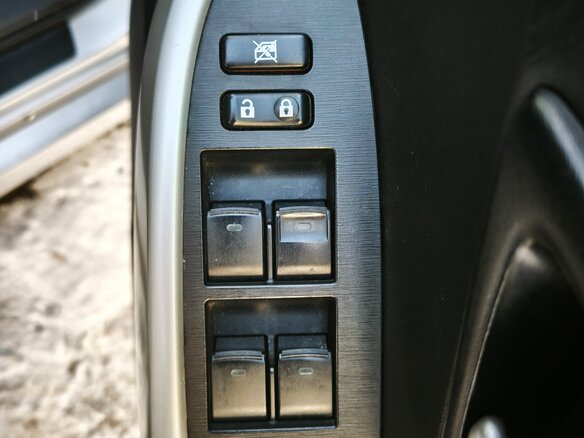 2015 Toyota Prius III Рестайлинг (XW30), серебристый, 1600000 рублей - вид 35