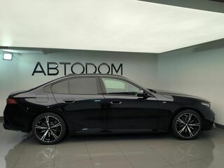 2026 BMW 5 серии 530i xDrive VIII (G60/G61/G68), чёрный, 10990000 рублей, вид 4