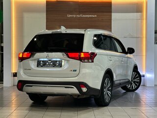2021 Mitsubishi Outlander III Рестайлинг 3, белый, 2390000 рублей, вид 4