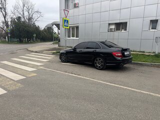 2011 Mercedes-Benz C-Класс 180 BlueEFFICIENCY III (W204) Рестайлинг, чёрный, 1000000 рублей, вид 3