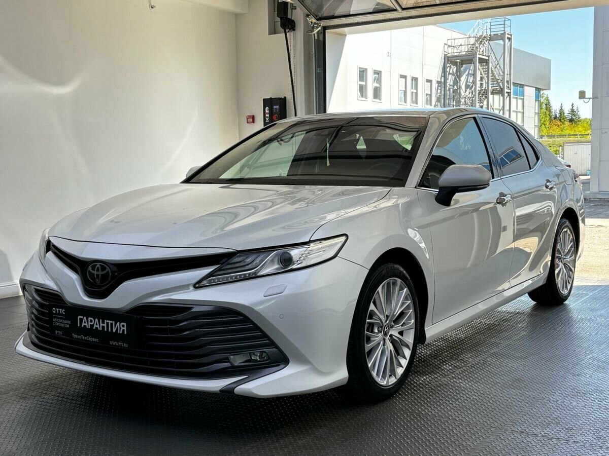 Toyota Camry VIII (XV70)