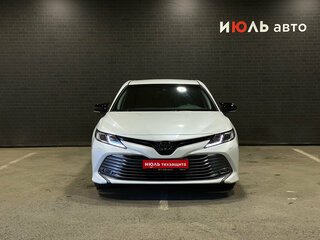 2019 Toyota Camry VIII (XV70), белый, 2850000 рублей, вид 2