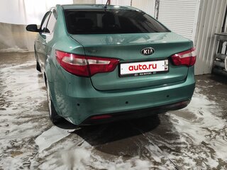 2013 Kia Rio 5-speed III, зелёный, 670000 рублей, вид 3