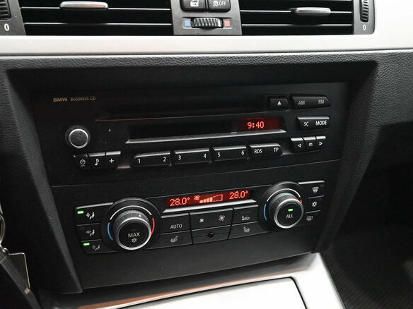 2011 BMW 3 серии 318i V (E90/E91/E92/E93) Рестайлинг, белый, 1495000 рублей - вид 14