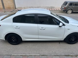 2020 Kia Rio IV Рестайлинг, белый, 830000 рублей, вид 4