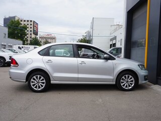 2017 Volkswagen Polo V Рестайлинг, серебристый, 1000000 рублей, вид 4