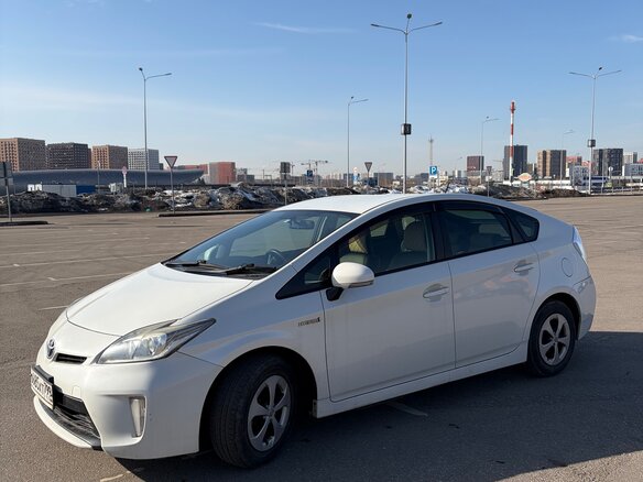 2014 Toyota Prius III Рестайлинг (XW30), белый, 1200000 рублей - вид 1