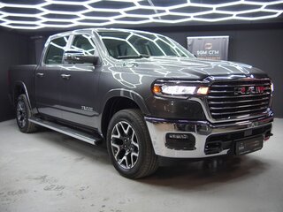 2026 Ram 1500 Crew Cab V Рестайлинг, серый, 8490000 рублей, вид 1