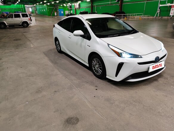 2019 Toyota Prius IV Рестайлинг (XW50), белый, 1750000 рублей - вид 4