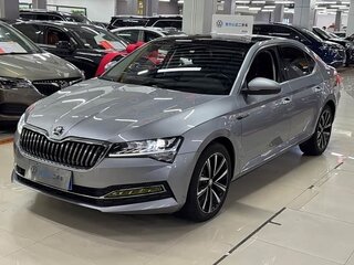 2024 Skoda Superb III Рестайлинг, серебристый, 2300000 рублей, вид 1