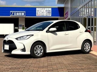 2023 Toyota Yaris IV, белый, 850000 рублей, вид 1