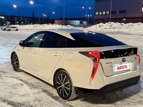 2017 Toyota Prius IV (XW50), белый, 1700000 рублей - вид 5