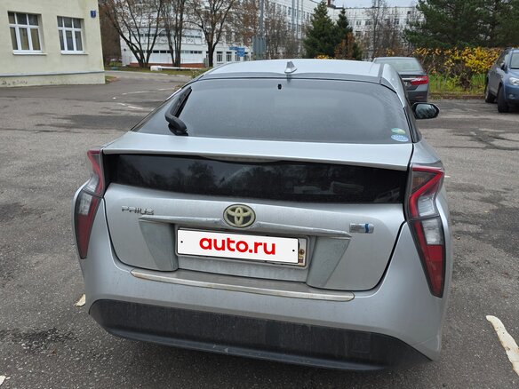 2016 Toyota Prius IV (XW50), серебристый, 1750000 рублей - вид 2