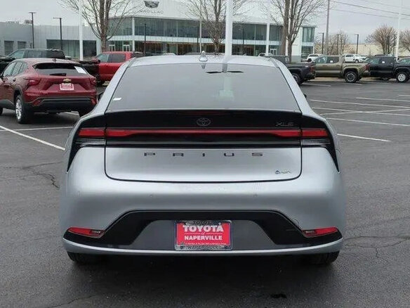 2024 Toyota Prius PHV V (XW60), серебристый, 4210000 рублей - вид 3