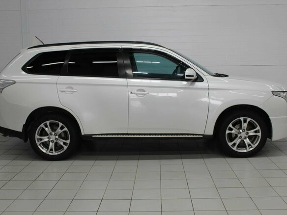 2014 Mitsubishi Outlander III, белый, 1480000 рублей - вид 3