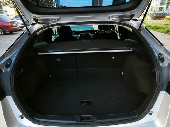 2019 Toyota Prius IV Рестайлинг (XW50), серебристый, 1910000 рублей - вид 16