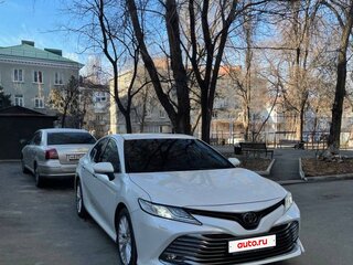 2018 Toyota Camry VIII (XV70), белый, 3050000 рублей, вид 1
