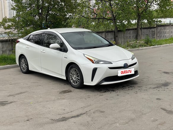 2019 Toyota Prius IV Рестайлинг (XW50), белый, 1750000 рублей - вид 3