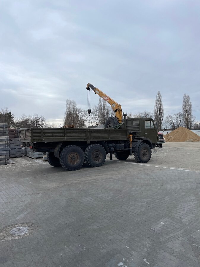 Зеленый бортовой камаз