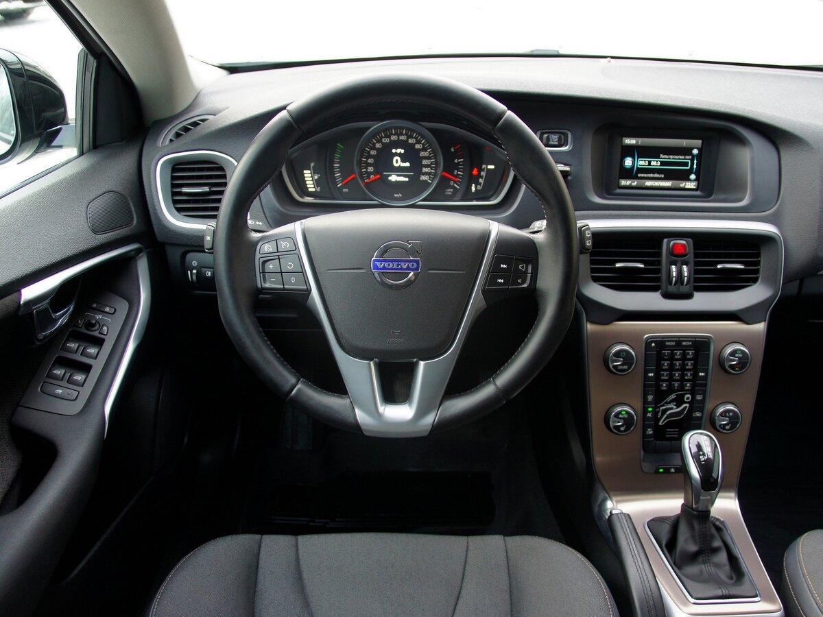 Volvo v40 cross country робот проблемы