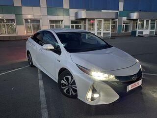 2017 Toyota Prius IV (XW50), белый, 1900000 рублей, вид 1