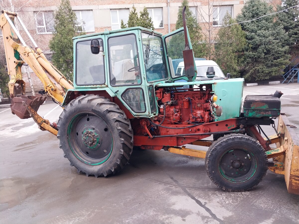 Купить б/у ЮМЗ ЭО2621 в Таганроге: красный колёсный экскаватор 1985 ...