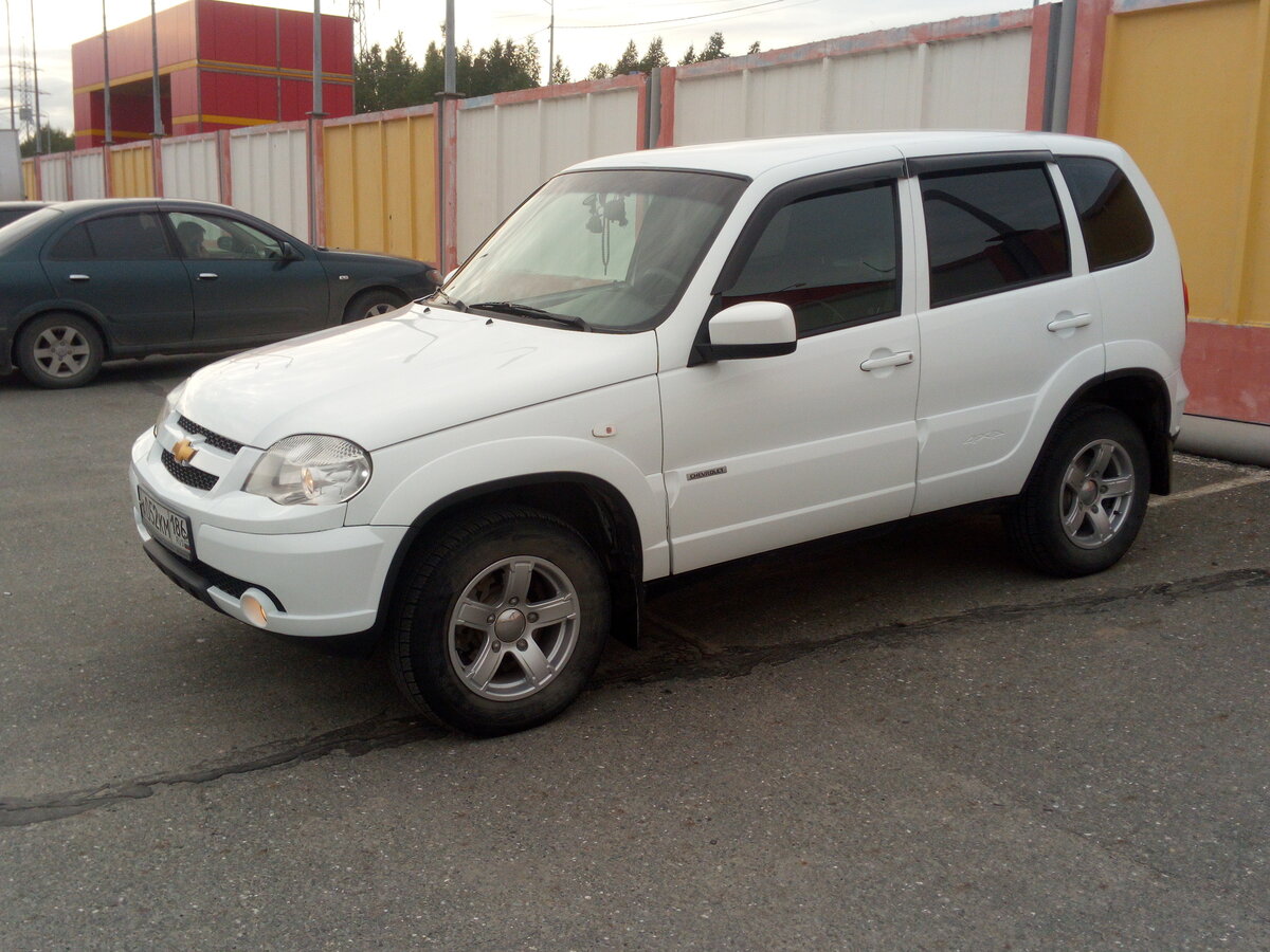 Niva Chevrolet 2018 белая