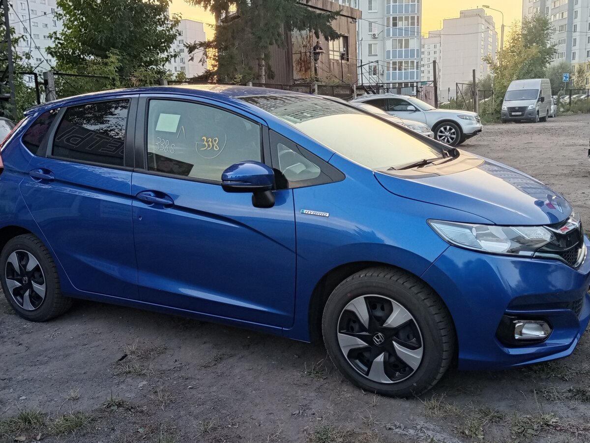 Купить б/у Honda Fit III Рестайлинг 1.5hyb AMT (110 л.с.) гибрид робот ...