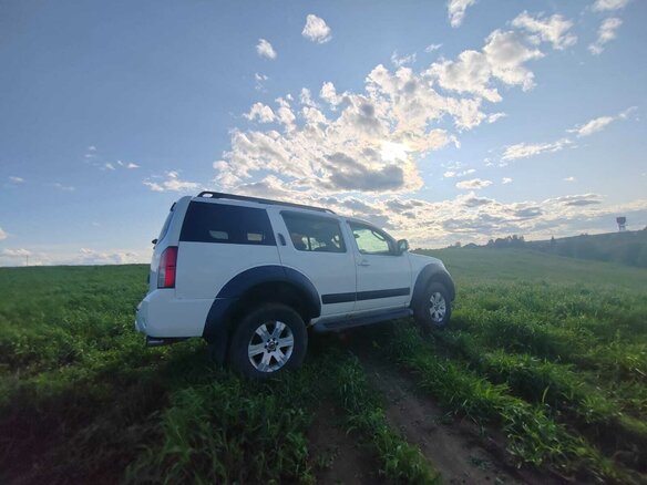 2010 Nissan Pathfinder III Рестайлинг, белый, 1400000 рублей - вид 3