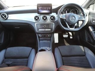 2019 Mercedes-Benz CLA 180 I (C117, X117) Рестайлинг, серебристый, 1300000 рублей, вид 4