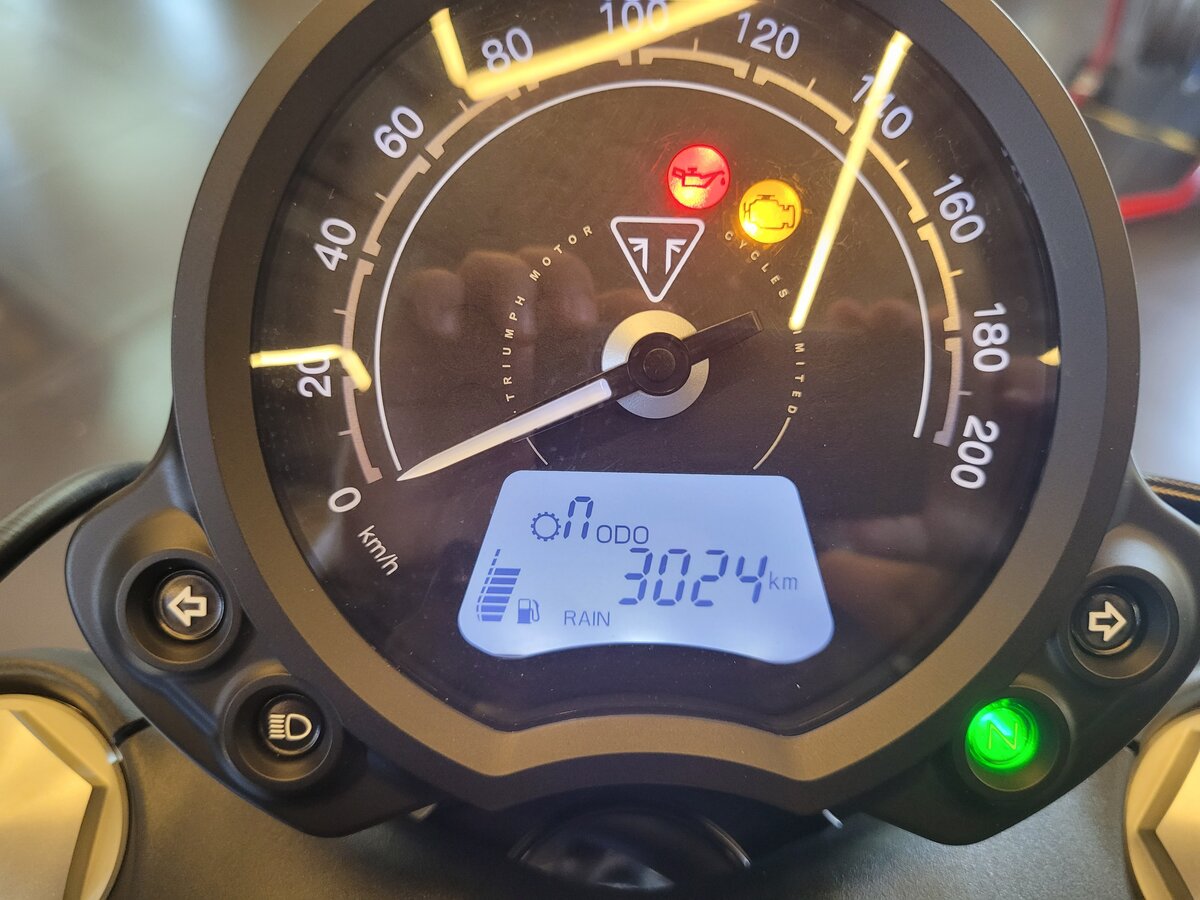 Triumph Bonneville Bobber Speedometer