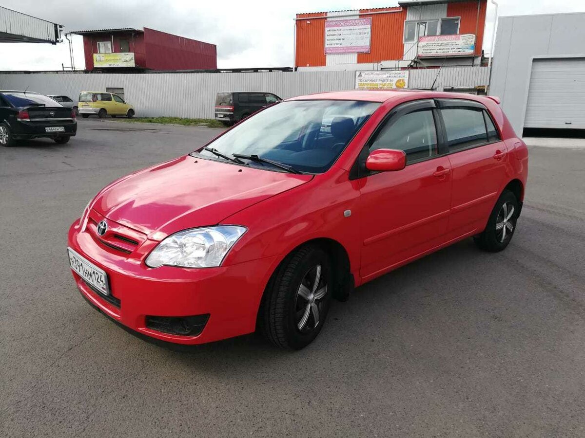 Toyota Corolla красная