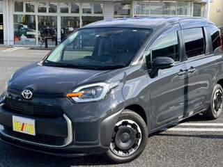 2022 Toyota Sienta III, серый, 1075000 рублей, вид 1