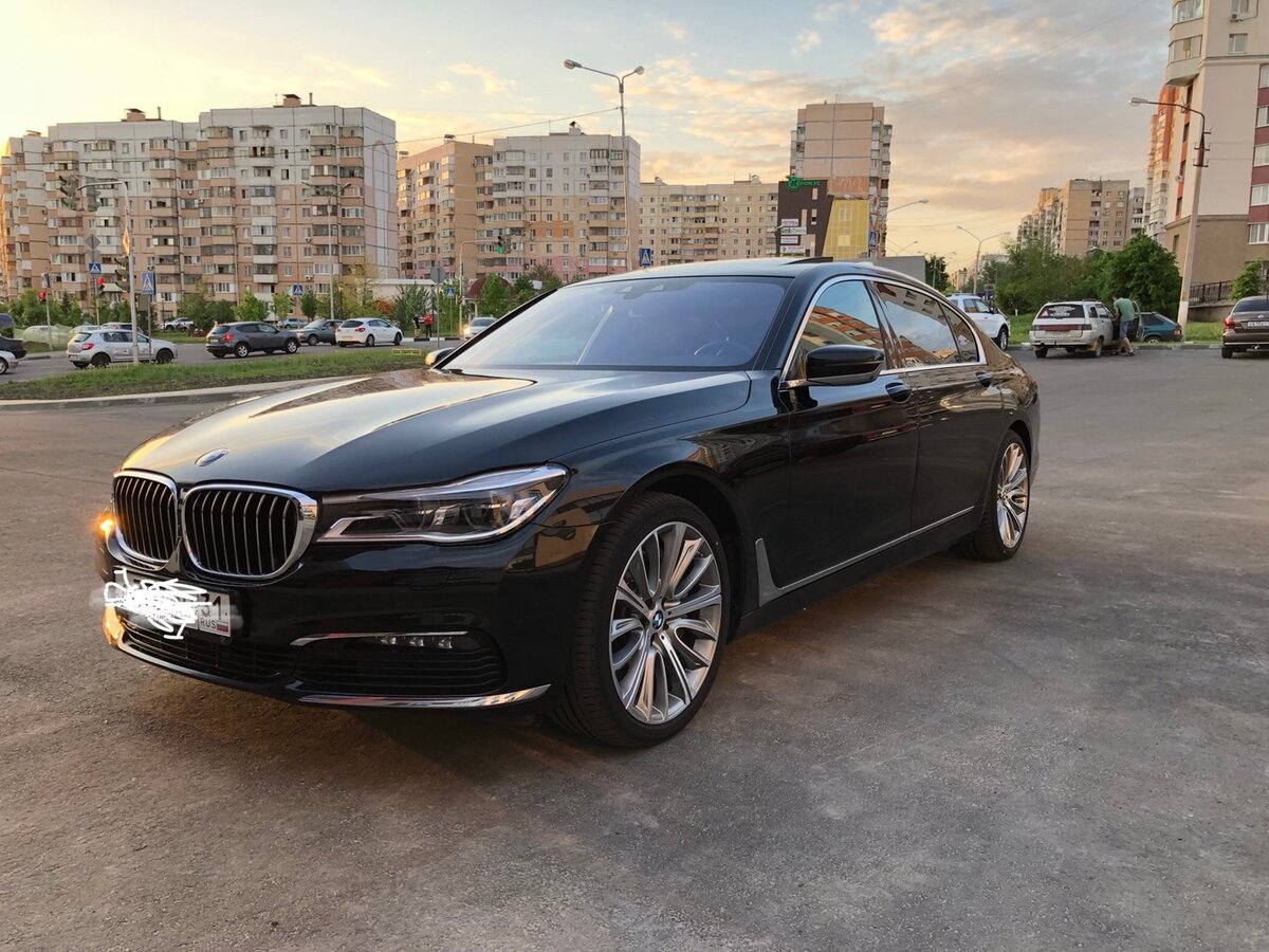 BMW 750li XDRIVE розовая