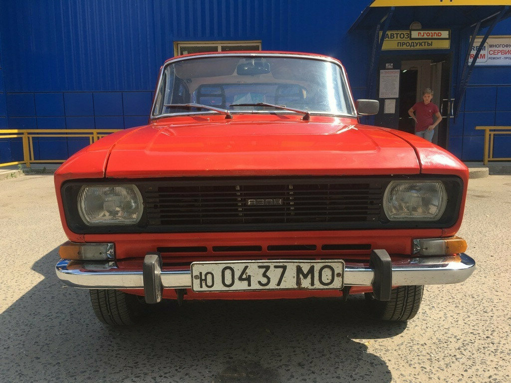 Красный москвич машина