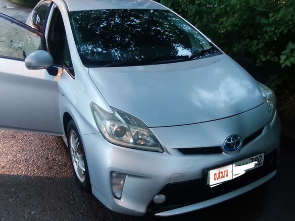 2012 Toyota Prius III Рестайлинг (XW30), серебристый, 1250000 рублей - вид 1