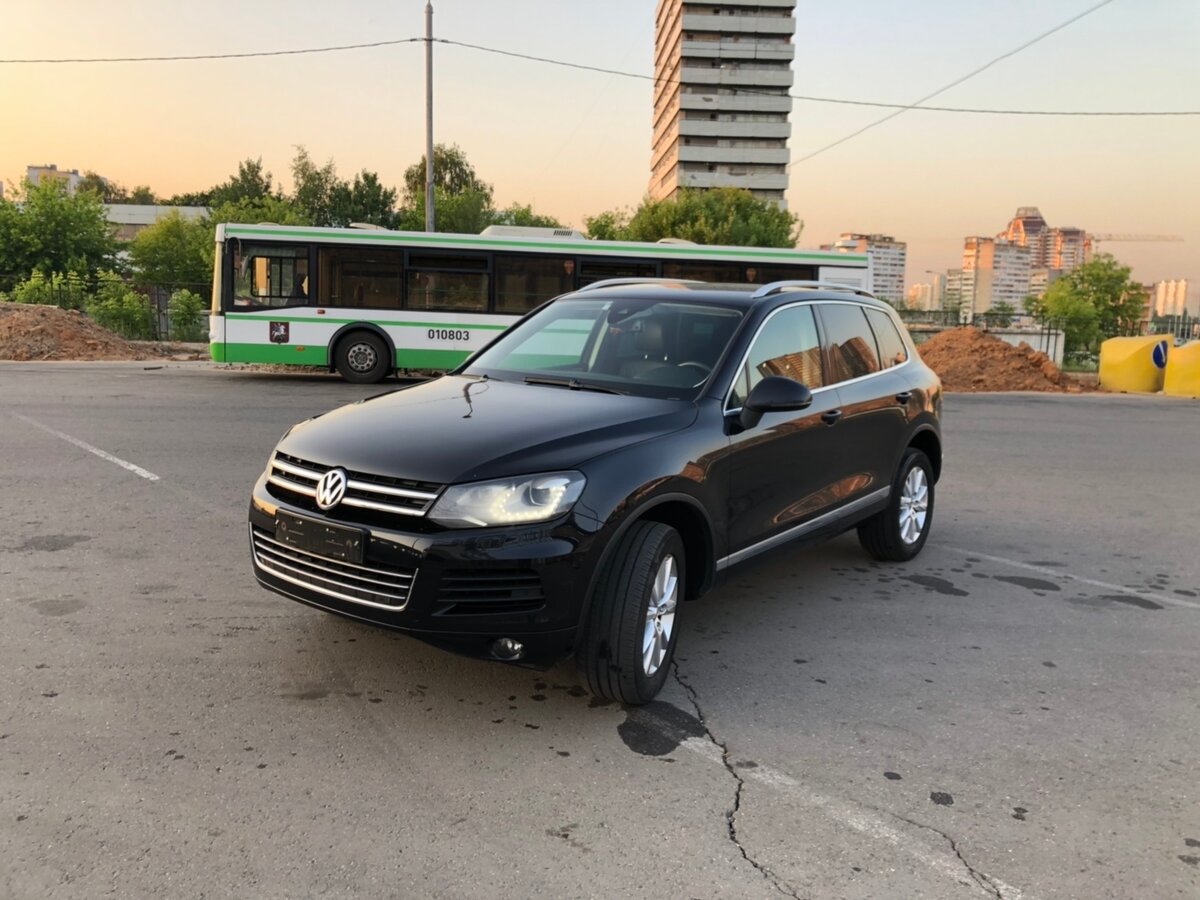Черный VW Touareg 2011