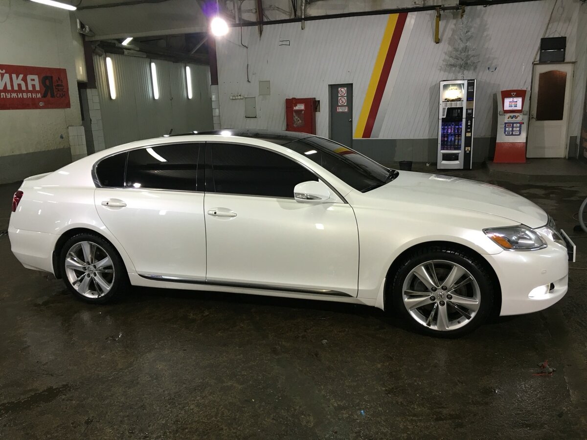 Lexus GS белый перламутр с черными дисками