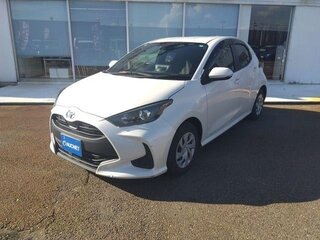 2021 Toyota Yaris IV, белый, 740000 рублей, вид 1