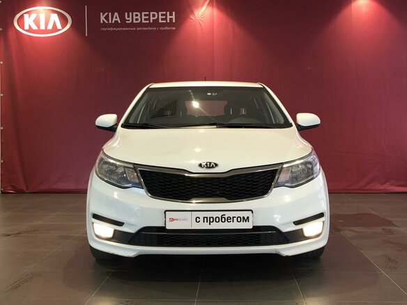 2016 Kia Rio III Рестайлинг, белый - вид 2