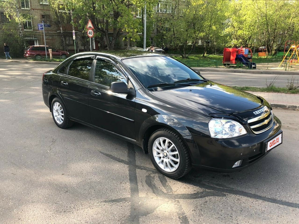 Машина Шевроле Лачетти черная