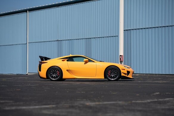 Купить б/у Lexus LFA 2010-2012 4.8 AMT (560 л.с.) бензин робот во ...