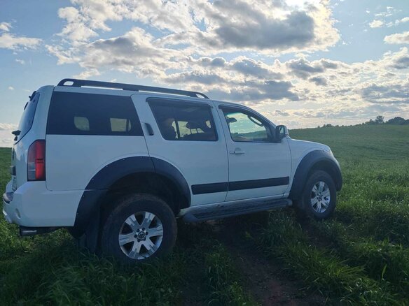 2010 Nissan Pathfinder III Рестайлинг, белый, 1400000 рублей - вид 1