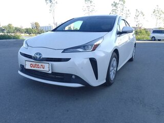 2019 Toyota Prius IV Рестайлинг (XW50), белый, 1900000 рублей, вид 1