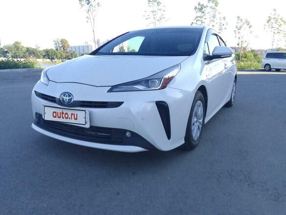 2019 Toyota Prius IV Рестайлинг (XW50), белый, 1900000 рублей